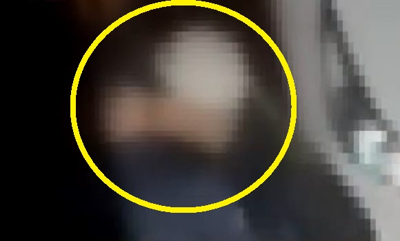 택시비를 내지 않겠다며 욕설을 하고 접촉을 시도하는 등 행패를 부린 취객의 모습이 영상에 찍혔다 [사진=JTBC '사건반장']