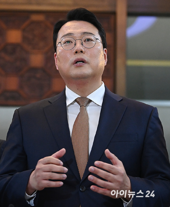 '2차 종합특검법안'에 대한 무제한 토론을 마친 천하람 개혁신당 원내대표가 16일 서울 여의도 국회 로텐더홀에서 취재진의 질문에 답변하고 있다. [사진=곽영래 기자]