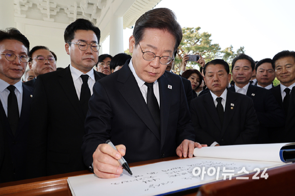 이재명 더불어민주당 제21대 대통령 선거 후보가 28일 오전 서울 동작구 국립서울현충원 현충탑에 참배를 마친 뒤 방명록에 '함께 사는 세상 국민이 행복한 나라, 국민이 주인인 대한민국, 국민과 함께 꼭 만들겠습니다'라고 적었다. [사진=곽영래 기자]