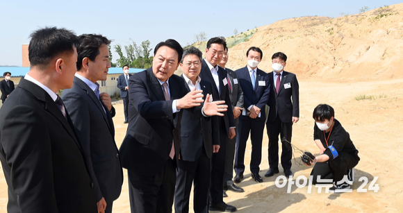 윤석열 대통령 당선인이 4일 강원도 원주시 부론산업단지를 방문해 참석자들과 이야기를 나누고 있다. [사진=인수위사진기자단]