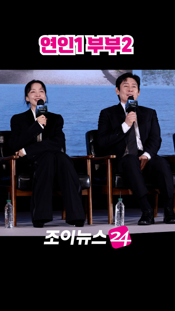 배우 전도연, 설경구가 지난 25일 오전 서울 마포구 호텔 나루 서울 엠갤러리에서 진행된 넷플릭스 영화 '가능한 사랑'(감독 이창동) 제작보고회에 참석해 소감을 말하고 있다. [사진=문수지 기자]