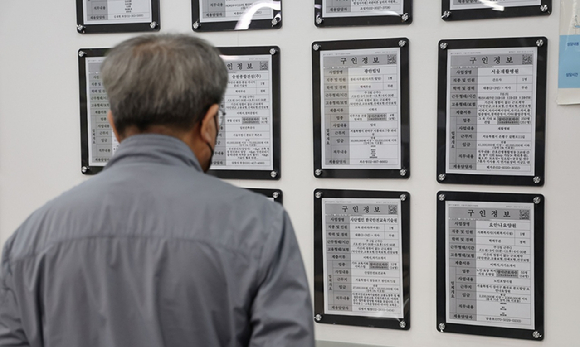 4월 취업자 수가 지난해 같은 달보다 19만여명 증가했으나 제조·건설업 등에서는 부진한 모습을 보였다. 사진은 취업공고 게시판을 보고 있는 한 구직자. [사진=연합뉴스]