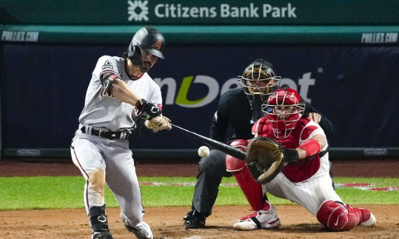 MLB 애리조나 코빈 캐롤이 25일(한국시간) 열린 필라델피아와 NLCS 7차전 원정 경기 5회초 적시타를 치고 있다. [사진=뉴시스]