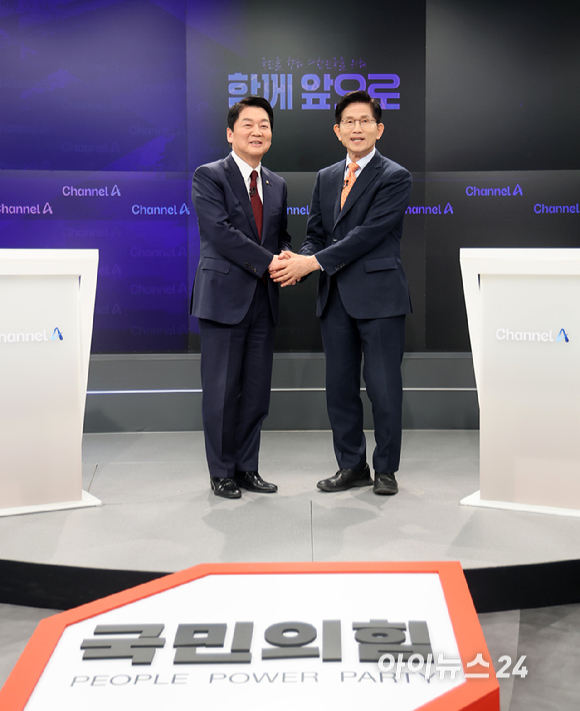 24일 오후 종로 동아미디어센터 채널A 스튜디오에서 국민의힘 대선 2차 경선 진출자인 안철수, 김문수 후보가 토론 전 악수를 하고 있다. [사진=국회사진취재단]