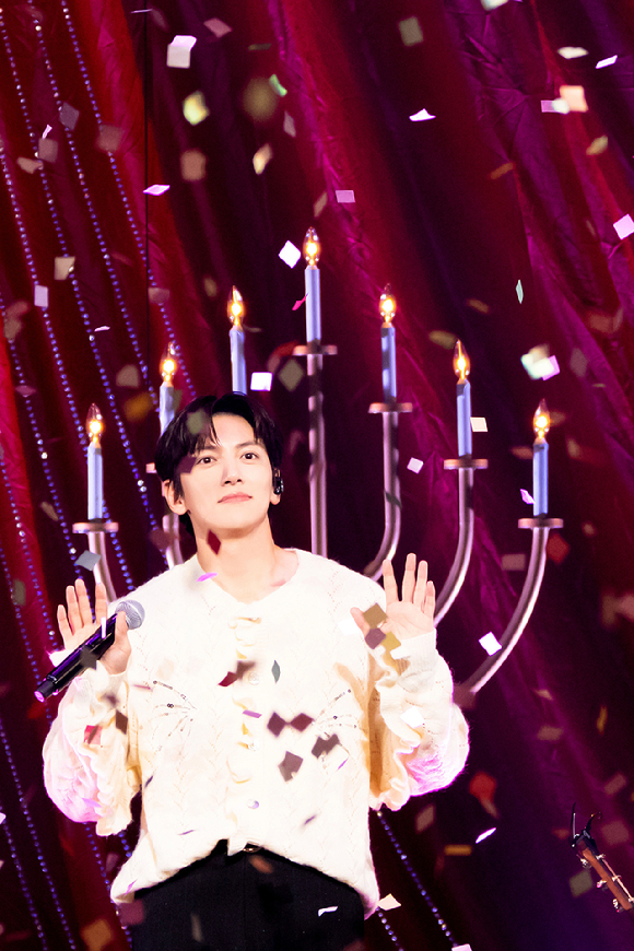 배우 지창욱이 일본 도쿄 가든 시어터(TOKYO GARDEN THEATER)에서 크리스마스이브 기념 팬미팅을 개최하고 팬들을 만나고 있다. [사진=스프링컴퍼니]