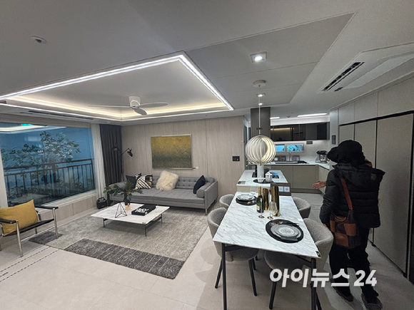 평균 분양가는 3.3㎡당 약 5400만원으로, 전용 51㎡ 12억4000만원부터 84㎡ 20억1000만원 수준이다. 분양가상한제는 적용되지 않아 거주 의무가 없고 중도금 대출은 60%까지 가능하다. 사진은 전용 84㎡ 유니트 내부 모습. [사진=김민지 기자]