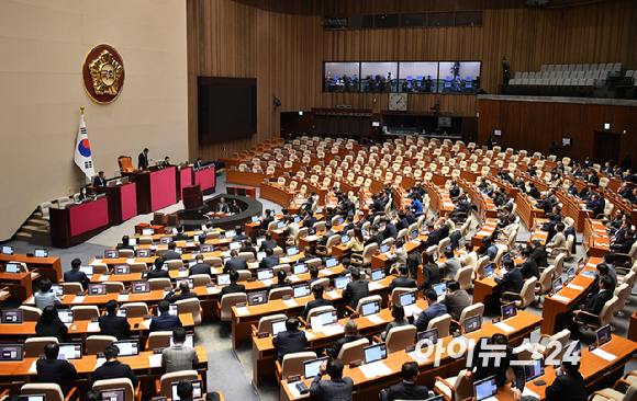 1일 오후 서울 여의도 국회에서 열린 본회의에서 국민의힘 의원들이 불참한 가운데 주철현 더불어민주당 의원이 검사(손준성) 탄핵소추안과 검사(이정섭) 탄핵소추안에 대해 제안설명을 하고 있다. [사진=곽영래 기자]