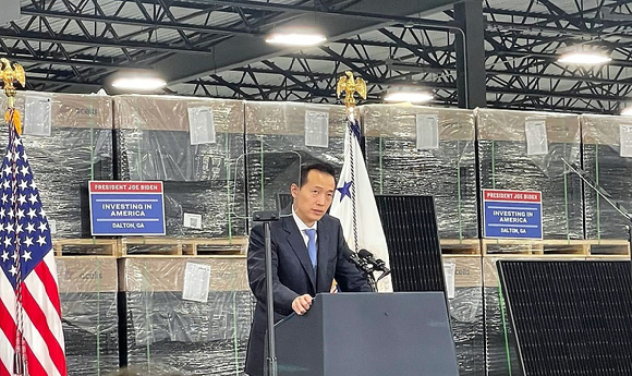 김동관 한화솔루션 부회장이 지난 6일(현지시간) 조지아주 달튼에 위치한 태양광 모듈 공장에서 미국 최대 태양광 밸류체인 프로젝트 '솔라허브'에 대해 설명하고 있다. [사진=한화]
