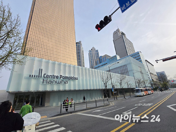 에마뉘엘 마크롱 프랑스 대통령이 3일 서울 여의도 한국경제인협회 회관에서 취재진의 요청에 사인을 해주고 있다. [사진=권서아 기자]