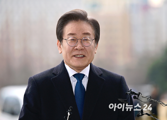 이재명 더불어민주당 대표가 흉기 피습 사건 15일만인 17일 오전 당무에 복귀에 앞서 국회에서 인사말을 하고 있다. [사진=곽영래 기자]