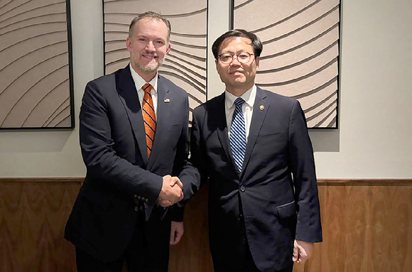 여한구 산업통상부 통상교섭본부장(오른쪽)이 지난 21일(현지시간) 미국 워싱턴 D.C.에서 제이미슨 그리어 미국 무역대표부 대표와 만나 기념 촬영하고 있다. [사진=산업통상부]