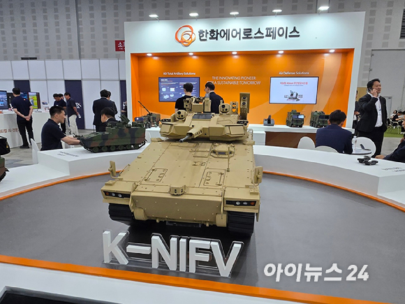 '2026 대한민국 국방산업발전대전(InLEX KOREA)'의 한화에어로스페이스 부스. [사진=최란 기자]