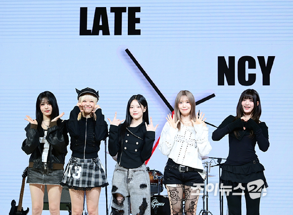 밴드 레이턴시가 18일 오후 서울 마포구 상암동 쇼킹케이팝센터에서 열린 레이턴시(LATENCY) 첫 미니앨범 '레이트 오'클락'(LATE O'CLOCK) 쇼케이스에서 포토타임을 갖고 있다. [사진=정소희 기자]