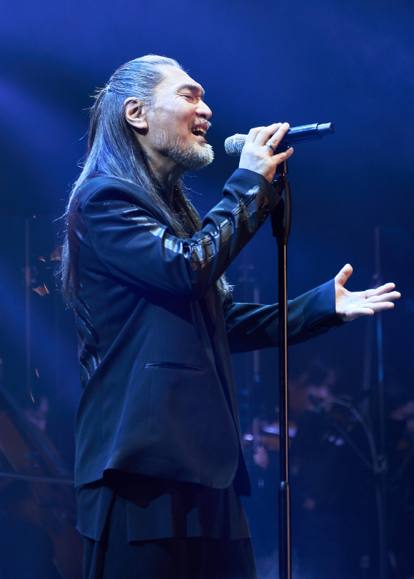 가수 임재범이 2025-26 임재범 40주년 콘서트 '나는 임재범이다'에서 무대를 선보이고 있다. [사진= 블루씨드엔터테인먼트]