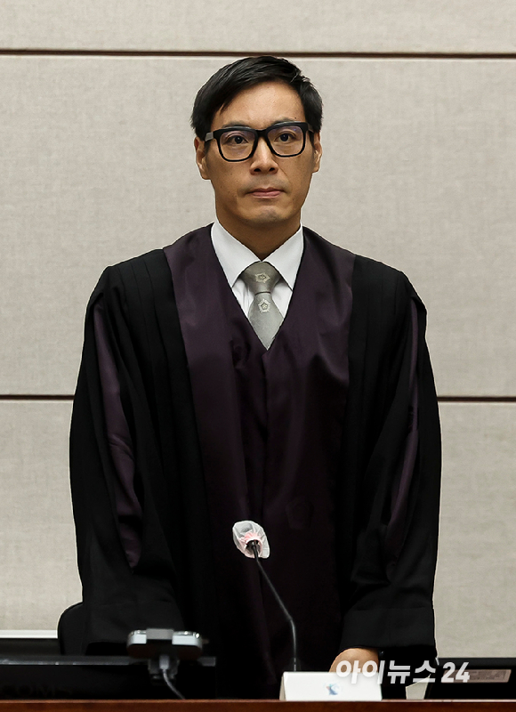 윤석열 전 대통령이 26일 서울 서초구 서울중앙지법에서 열린 특수공무집행방해, 직권남용 권리행사방해 등 혐의 사건 첫 공판에 출석하고 있다. [사진=사진공동취재단]