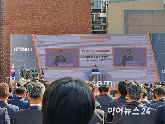 하산 엘 코우리 온세미 최고경영자(CEO)가 24일 경기도 부천에서 열린 S5라인 준공식에서 환영사를 하고 있다. [사진=민혜정 기자]