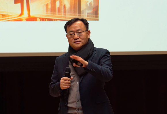 명노현 LS 부회장이 최근 LS미래원에서 그룹 내 전 팀장들을 대상으로 CEO 특강을 진행하고 있다 [사진=LS그룹]