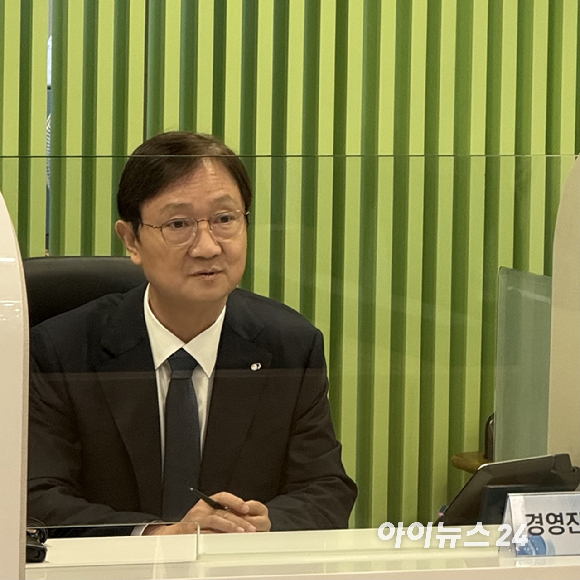 이찬진 금융감독원장이 5일 금감원 금융민원센터에서 진행한 '경영진 민원상담 데이'에 첫 상담자로 나섰다. [사진=신수정 기자]