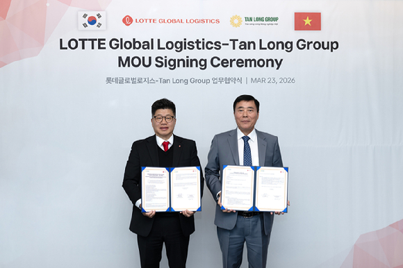 (왼쪽부터) 강병구 롯데글로벌로지스 대표이사와 쯔엉 시 바(Trương Sỹ B&aacute;) 떤롱그룹 회장이 지난 23일 서울 잠실 롯데월드타워에서 베트남 현지 물류 사업 협력 업무협약을 체결하고 기념촬여하고 있다. [사진=롯데글로벌로지스]