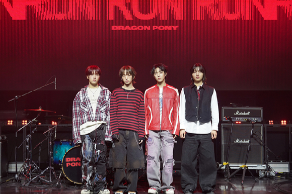 밴드 드래곤포니(Dragon Pony)가 10일 오후 서울 서대문구에서 열린 세 번째 EP 'RUN RUN RUN(런런런)' 발매기념 쇼케이스에서 포즈를 취하고 있다. [사진=안테나]