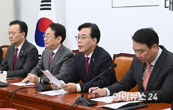 이재명 대통령이 30일 청와대에서 열린 국무회의에서 참석자 발언을 듣고 있다. 2025.12.30 [청와대통신사진기자단] [사진=연합뉴스]