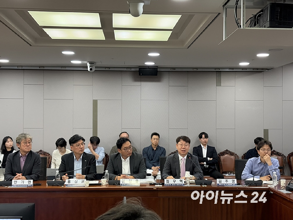10일 서울 여의도 국회의원회관에서 열린 '국산 NPU 수출 확대 및 판로 다변화를 위한 국회 정책토론회' 참석자들이 기념촬영을 하고 있다. [사진=권서아 기자]