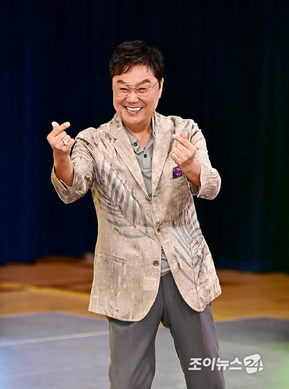 가수 남진이 13일 오후 서울 마포구 YTN홀에서 열린 신곡 쇼케이스에서 기념촬영을 하고 있다. [사진=곽영래 기자]