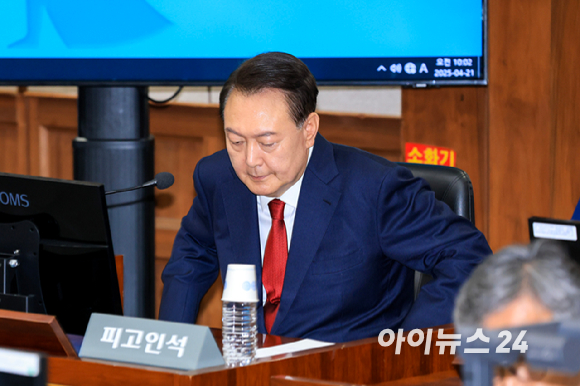 윤석열 전 대통령이 21일 서울 서초동 서울중앙지법에서 열린 내란 우두머리 혐의 형사재판 2번째 공판에 출석하고 있다. [사진=사진공동취재단]