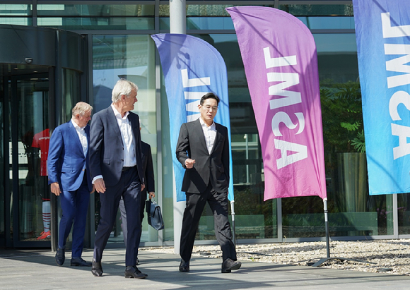 이재용 삼성전자 부회장이 네덜란드 에이트호번에 있는 ASML 본사에서 피터 베닝크(Peter Wennink) ASML CEO와 담소를 나누며 걷고 있다. [사진=삼성전자]