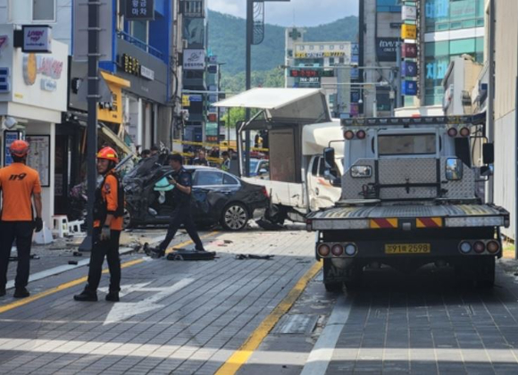 12일 부산시와 부산소방본부 등에 따르면 이날 오후 1시 12분쯤 부산광역시 해운대구 해운대구청 어귀 삼거리에서 벤츠 차량 1대가 인도로 돌진하는 사고가 발생했다. 사진은 사고 현장. [사진=독자제공, 연합뉴스]