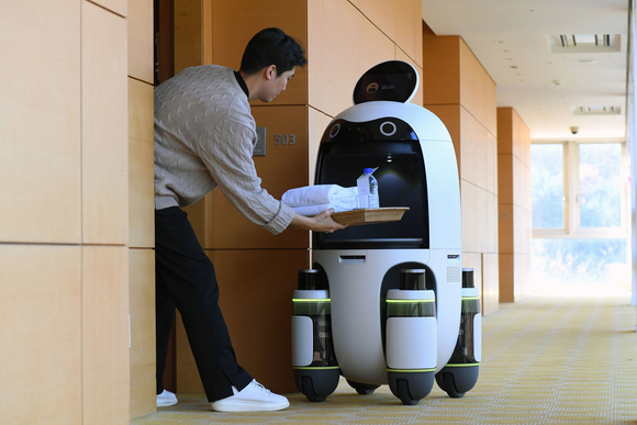 경기도 화성시 '롤링힐스 호텔'에서 현대차그룹 배송 로봇이 서비스하는 모습. [사진=현대자동차그룹]