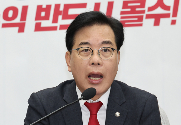 국민의힘 송언석 원내대표가 21일 서울 여의도 국회에서 열린 원내대책회의에서 발언하고 있다. 2025.11.21 [사진=연합뉴스]