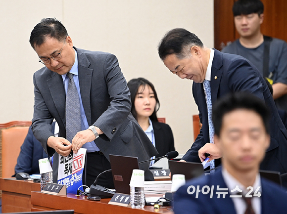14일 오전 서울 여의도 국회 과학기술정보방송통신위원회에서 열린 배경훈 과학기술정보통신부 장관 후보자 인사청문회에서 국민의힘 의원들의 ‘최민희 독재 OUT’ 피켓을 붙이고 있다. [사진=곽영래 기자]