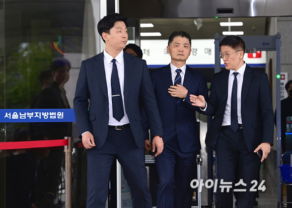SM엔터테인먼트 시세 조종 혐의를 받고 있는 김범수 카카오 창업주 겸 경영쇄신위원장이 21일 오전 열린 1심 선고공판에서 무죄를 받고 법원을 나서고 있다. [사진=정소희 기자]