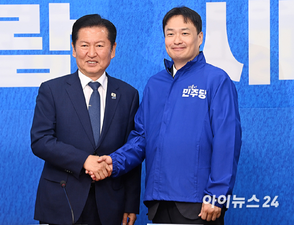 정청래 더불어민주당 대표와 김영빈 변호사가 8일 서울 여의도 국회에서 열린 더불어민주당 4차 인재영입식에서 기념촬영을 하고 있다. [사진=사진공동취재단 ]