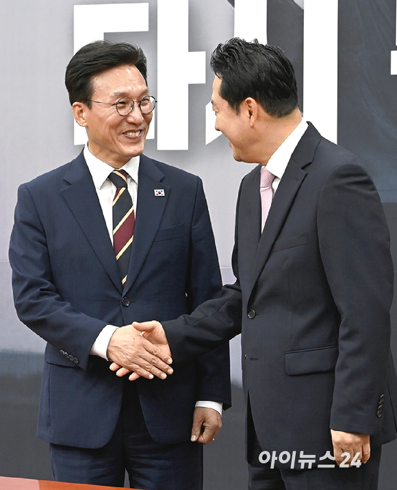 김민석 국무총리가 1일 서울 여의도 국회에서 국민의힘 장동혁 대표(오른쪽)를 예방해 기념 촬영을 하고 있다. [사진=곽영래 기자]