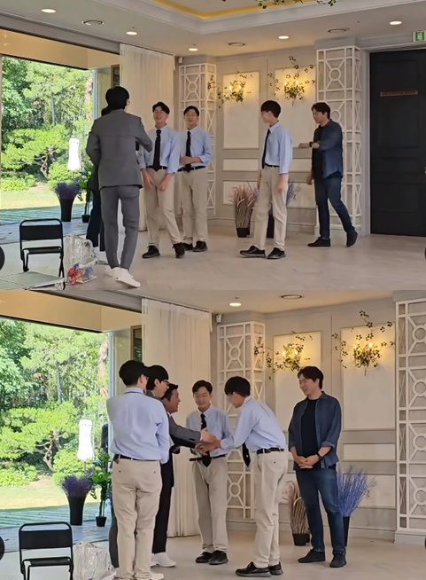 배우 송일국과 삼둥이가 '유퀴즈'에 출연해 유재석, 조세호와 인사를 하고 있다. [사진=tvN]
