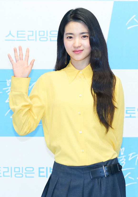 배우 김태리가 9일 온라인으로 진행된 tvN 새 토일드라마 '스물다섯 스물하나' 제작발표회에 참석해 포즈를 취하고 있다. [사진=tvN]