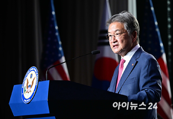 조셉 윤 주한 미국대사대리와 박윤주 외교부 1차관이 2일 오후 서울 용산구 그랜드 하얏트 호텔 그랜드 볼룸에서 열린 미국 독립기념일 행사에서 건배를 하고 있다. [사진=사진공동취재단]