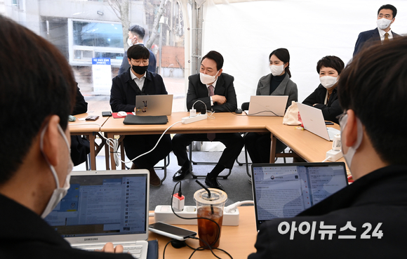 윤석열 대통령 당선인이 23일 오전 서울 종로구 통의동 인수위원회 사무실 앞에 설치된 프레스다방을 찾아 기자들과 인사를 하고 있다. [사진=김성진 기자]