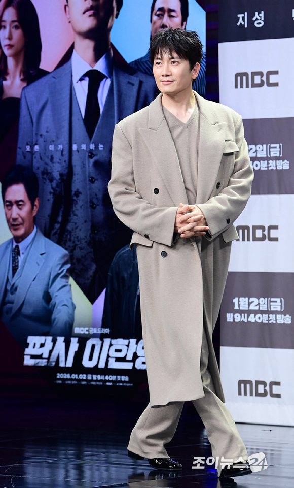 배우 지성이 2일 오후 서울 마포구 상암동 MBC 골든마우스홀에서 열린 MBC 새 금토드라마 '판사 이한영' 제작발표회에 참석하고 있다. [사진=정소희 기자]