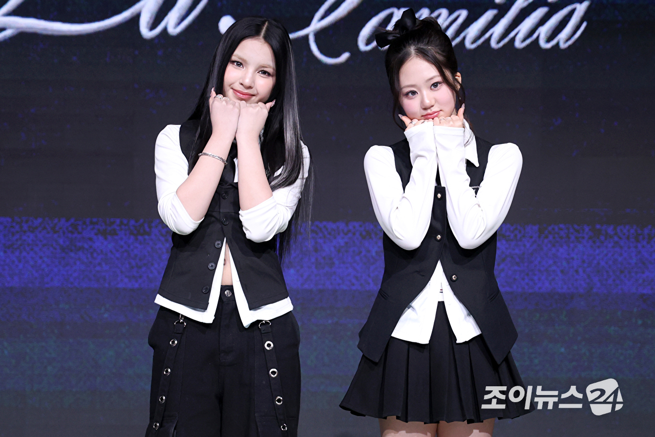 그룹 초코2(ChoCo2) 안판, 윤지가 24일 오후 서울 마포구 상암동 쇼킹케이팝센터에서 열린 초코엔터테인먼트 첫 패밀리 앨범 '초코 라 파밀리아(ChoCo La Familia)' 발매 기념 쇼케이스에 참석해 포즈를 취하고 있다. [사진=문수지 기자]