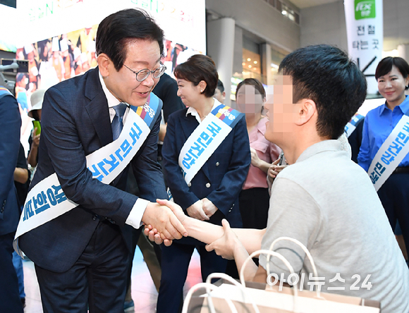 더불어민주당 이재명 대표가 추석 연휴를 하루 앞둔 13일 오전 서울 용산역에서 귀성길에 오른 시민들과 인사를 나누고 있다. [사진=곽영래 기자]