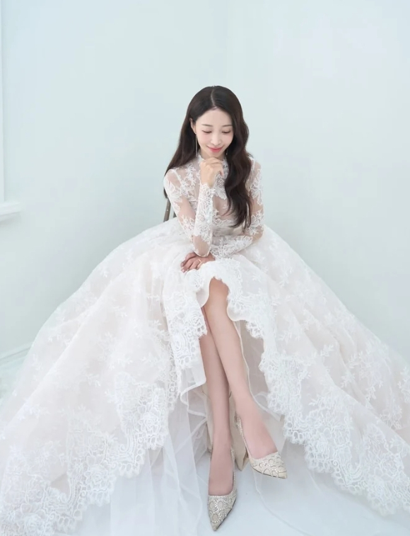 윤정수와 결혼을 앞둔 원진서가 웨딩화보 촬영에서 포즈를 취하고 있다. [사진=원진서 인스타그램]