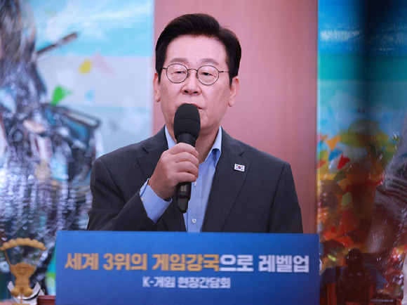 이재명 대통령이 15일 국내 게임사 크래프톤의 게임ㆍ문화 플랫폼 서울 성동구 '펍지 성수'에서 열린 K-게임 현장 간담회에서 발언하고 있다. 2025.10.15 [대통령실통신사진기자단] [사진=연합뉴스]
