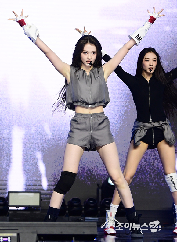 그룹 미야오 엘라가 1일 오후 서울 마포구 상암동 큐브컨벤션센터에서 열린 미야오(MEOVV) EP 2집 '바이트 나우(BITE NOW)' 미디어 쇼케이스에서 수록곡 'Hit' Em' 무대를 선보이고 있다. [사진=정소희 기자]