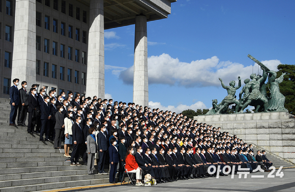 11일 오후 서울 여의도 국회 본청 앞 계단에서 제21대 국회의원 단체사진 촬영이 진행되고 있다. [사진=김성진 기자]