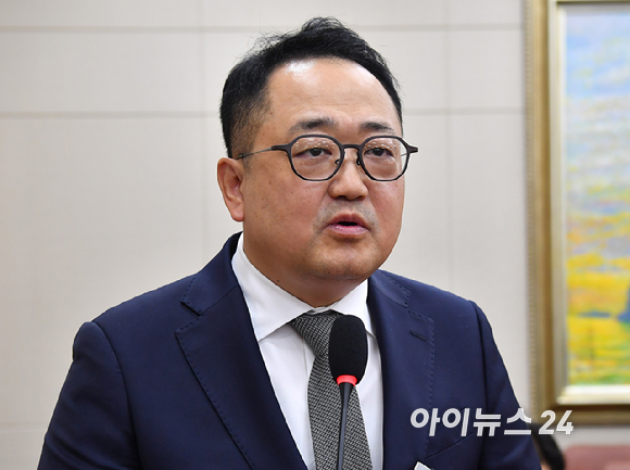 김용석 우아한형제들 부사장이 12일 서울 여의도 국회에서 열린 정무위원회의 공정위 등에 대한 국정감사에서 질의에 답변하고 있다. [사진=곽영래 기자]