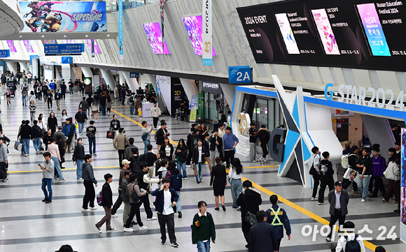 지난해 부산 해운대구 벡스코에서 열린 국제게임전시회 '지스타 2024'에서 관람객들이 입장하고 있다. [사진=곽영래 기자]