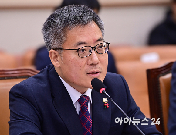 김석우 법무부 장관 권한대행 겸 차관이 13일 오전 서울 여의도 국회에서 윤석열 정부의 내란-외환 행위의 진상규명을 위한 특별검사 임명 등에 관한 법률안을 안건으로 열린 법제사법위원회 제4차 전체회의에서 질의에 답하고 있다. [사진=곽영래 기자]